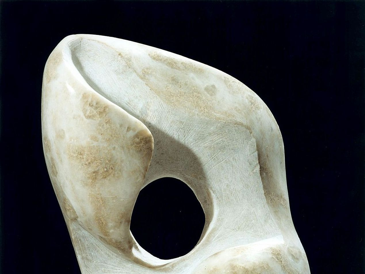 Açık gece gökyüzünün altında koyu taş anıt