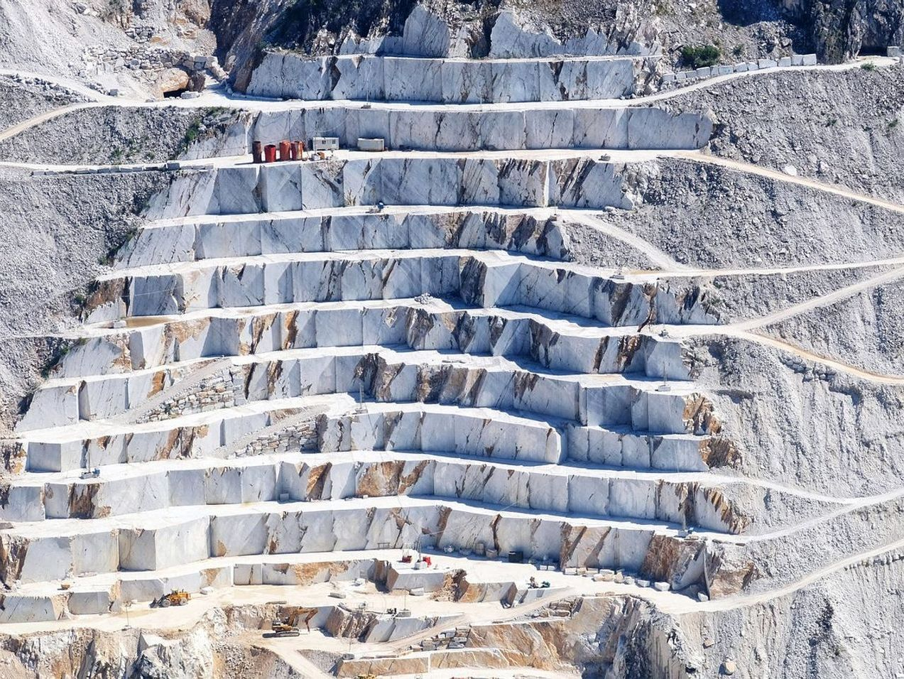 İlk ışıkta görülen taş yapı sırtı